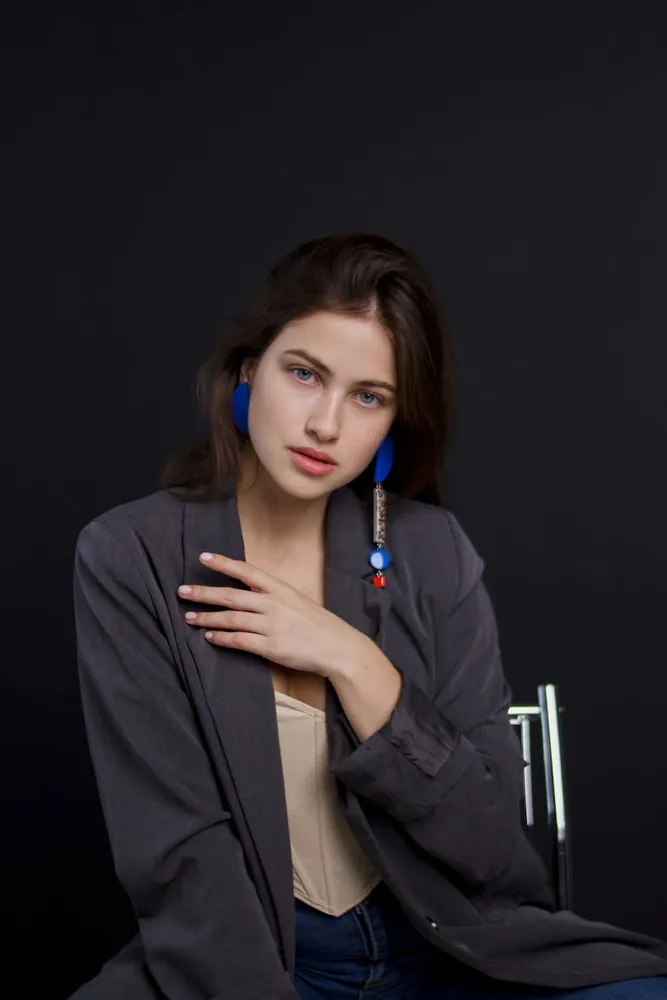 How to Choose and Wear Statement Jewelry Without Overdoing It